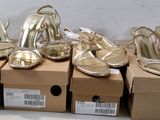 de nombreuses paires de chaussures dorées posées sur une boîte