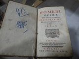 un vieux livre écrit posé sur une table