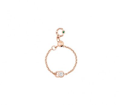 un bracelet en or rose orné d'une émeraude et d'une chaîne