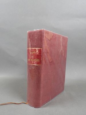 un livre rouge posé sur une table