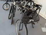 Plusieurs vélos sont alignés les uns à côté des autres dans un garage