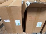 de nombreux cartons empilés sur une palette dans un entrepôt