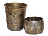 une paire de vases anciens en laiton sur fond blanc, avec un fond blanc