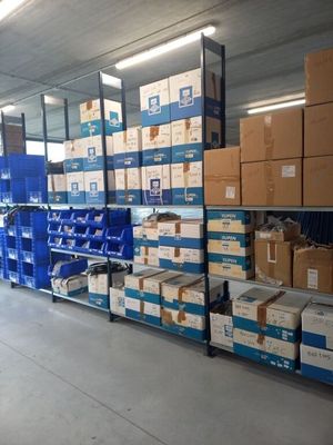 de nombreuses caisses et bacs sur les étagères de l'entrepôt