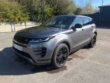 un Range Rover gris garé sur un parking