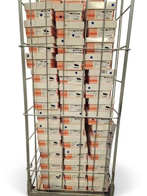 de nombreuses boîtes de papier toilette empilées les unes sur les autres