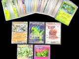 un lot de cartes posées sur une table