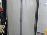 une photo d'une grande armoire de rangement dans un entrepôt
