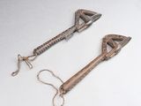 une paire d'anciens outils en bois et en métal posés sur une surface blanche