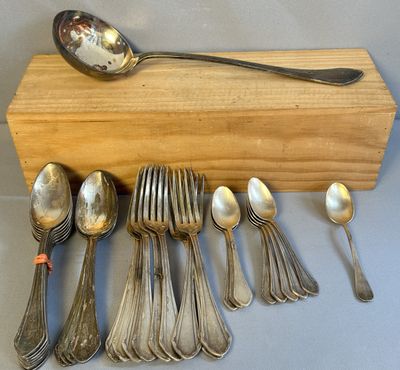 beaucoup de cuillères en argent et de cuillères à soupe sur une table