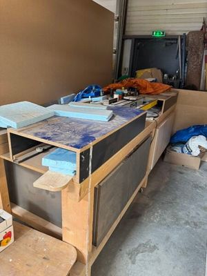 un établi dans un garage, encombré de toutes sortes d'objets