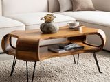 une image d'un salon avec un canapé et une table basse