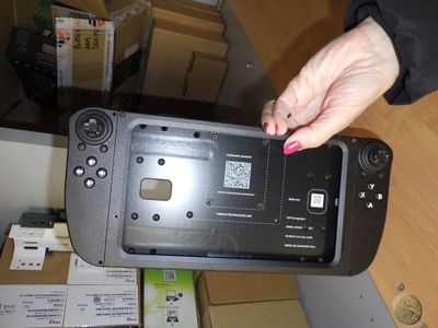 une personne tenant une manette de jeu Nintendo Wii dans la main