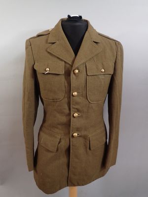 an army uniform is displayed on a mannequin stand