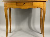 une petite table en bois surmontée d'un tiroir