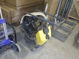 de nombreuses caisses et un chariot dans un entrepôt
