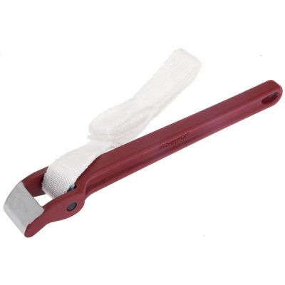 un gros plan d'un coupe-tube rouge sur fond blanc