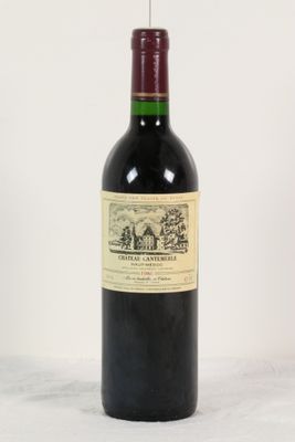 une bouteille de vin posée sur une table