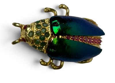 broche en forme de scarabée plaquée or, verte et rose, avec des yeux en rubis et en émeraude