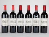 six bouteilles de vin rouge alignées