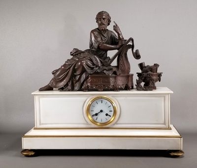 Importante pendule en marbre blanc surmonté d'une sculpture …