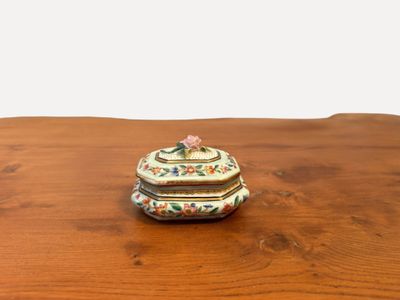 une petite boîte posée sur une table en bois