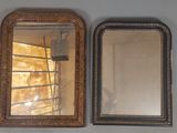 deux miroirs posés sur une table