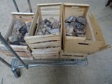 quatre caisses en bois remplies de pierres, posées sur une charrette