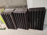 un radiateur posé à même le sol dans une pièce