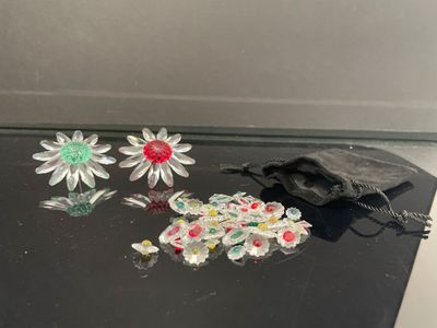 une table noire sur laquelle se trouve un bouquet de fleurs