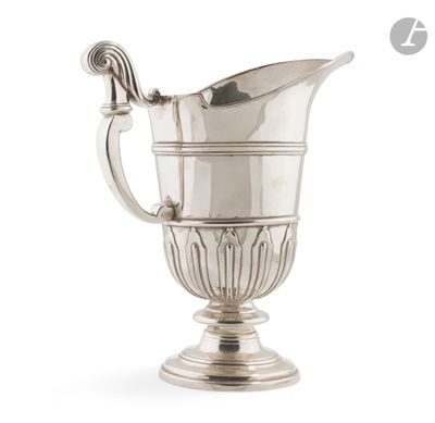 une image représentant un pichet en argent posé sur un socle, sur fond blanc