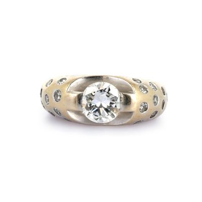 gros plan d'une bague en diamant sur fond blanc