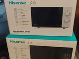 deux micro-ondes empilés l'un sur l'autre sur une table