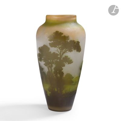 un vase orné d'une image représentant un arbre