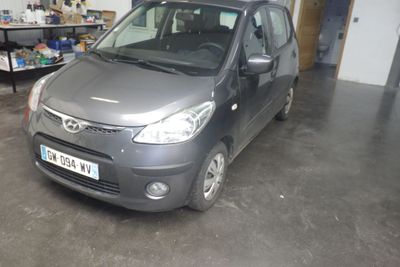 une petite voiture grise garée dans un garage