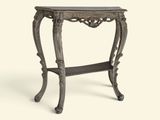 une console richement sculptée, dotée d'une étagère en dessous