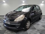 la photo d'une voiture noire garée dans un garage