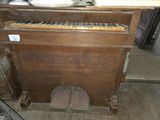 un piano qui se trouve dans le coin d'une pièce