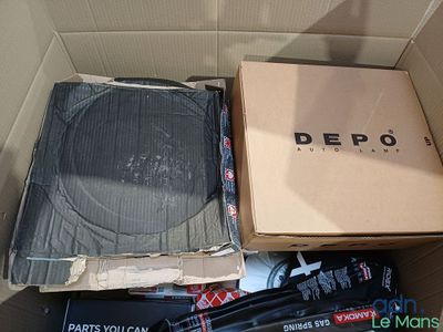 une boîte en carton contenant un CD et une boîte dans laquelle se trouve un CD