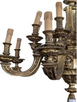 Lustre en bronze doré à huit double bras de lumière, à riche… (photo 4)