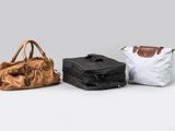 trois bagages posés les uns à côté des autres sur une surface blanche