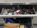 un tiroir rempli d'objets divers dans un garage