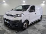 la camionnette blanche est garée sur le sol en damier d'une pièce