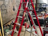 une échelle appuyée contre un mur dans un garage