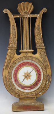une horloge dorée ornée d'un motif rouge et blanc