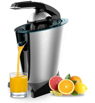 un extracteur de jus à côté duquel se trouve un verre de jus d'orange