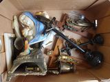 une boîte en carton remplie d'objets divers, dont une statue représentant une femme