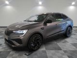un SUV gris garé dans un garage au sol carrelé