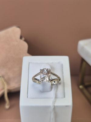 une boîte blanche contenant une bague en diamant