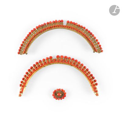une photo d'une paire de boucles d'oreilles à clip rouges et dorées